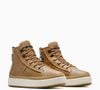 Entre os recursos do Chuck Taylor All Star Equip Waterproof, da Converse, está o amortecimento OrthoLite, desenvolvido para proporcionar conforto durante o uso. O modelo também conta com espuma EVA, que oferece uma sensação de leveza ao caminhar