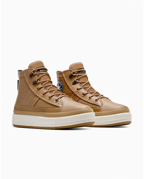 Entre os recursos do Chuck Taylor All Star Equip Waterproof, da Converse, está o amortecimento OrthoLite, desenvolvido para proporcionar conforto durante o uso. O modelo também conta com espuma EVA, que oferece uma sensação de leveza ao caminhar