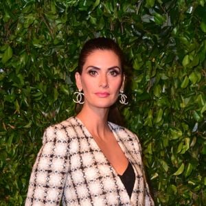 Com brincos grifados e um look que grita Chanel, Isabella Fiorentino traduz com perfeição a proposta do casual chic: conforto aliado à informação de moda e com a alfaiataria feminina