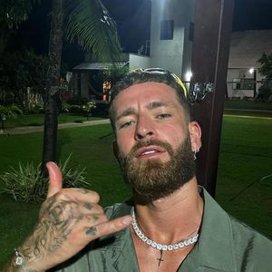 Combo de otoplastia e novo visual garantiram a Léo Pereira uma aparência muito diferente