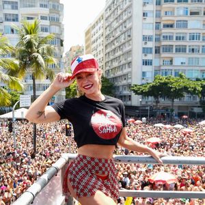 Nesta terça-feira (04), Paolla Oliveira desfila pela Grande Rio.