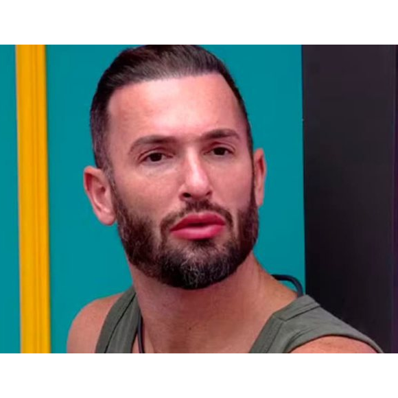 Expert no assunto, Monique Araújo conta que para realizar a técnica ela utiliza uma nanoagulha, o que torna o procedimento menos invasivo e doloroso, proporcionando um resultado natural e harmonioso. No entanto, esse efeito "saudável" é o que estaria faltando em Diego.