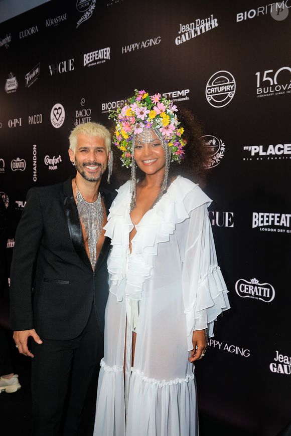 A atriz Bárbara Reis, ao lado do marido, esbanjando beleza em um look branco