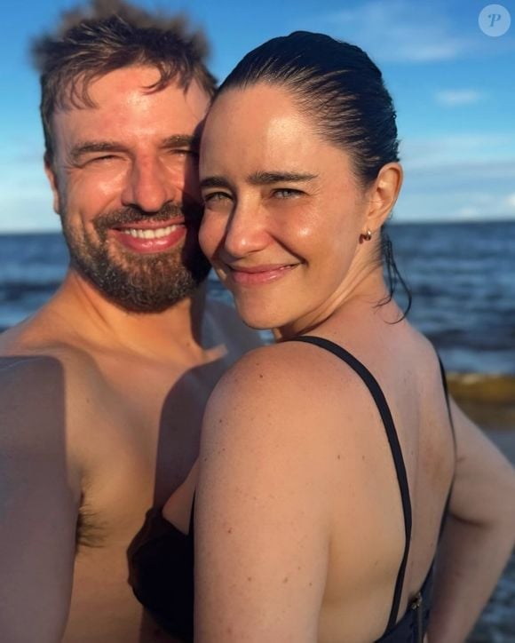 Fernanda Vasconcellos e o marido Cássio Reis estão viajando para Santo André, na Bahia
