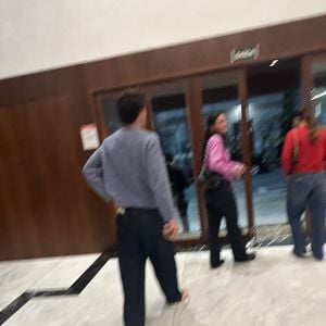 Bruna Marquezine e Shawn Mendes foram flagrados por uma fã quando deixavam a sala de cinema