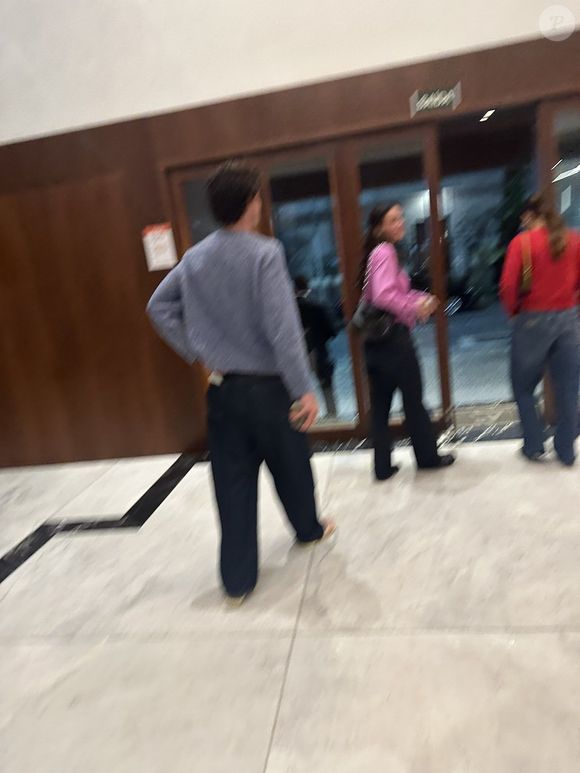 Bruna Marquezine e Shawn Mendes foram flagrados por uma fã quando deixavam a sala de cinema