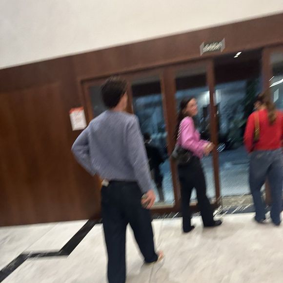 Bruna Marquezine e Shawn Mendes foram flagrados por uma fã quando deixavam a sala de cinema