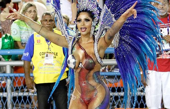 Musa da Caprichosos de Pilares, Ellen Santana passou por dificuldades para manter o tapa-sexo no lugar durante toda a apresentação.