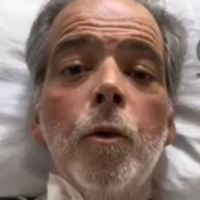 Há 54 dias internado e ex-'Zorra Total', ator da Globo pede ajuda financeira após pneumonia e traqueostomia: 'As contas não param de chegar'