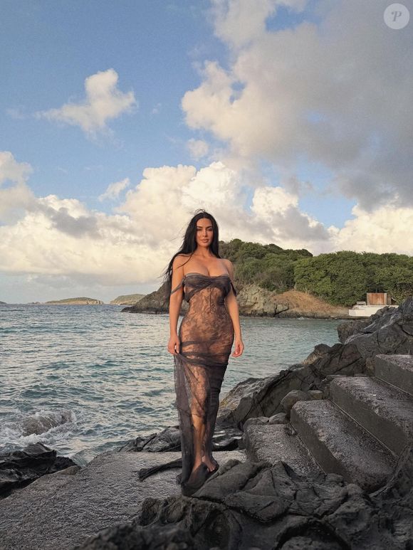 De acordo com Kim Kardashian, o ganho total foi de 7 kg de puro músculos em seu corpo, o que deu uma boa diferença em suas curvas