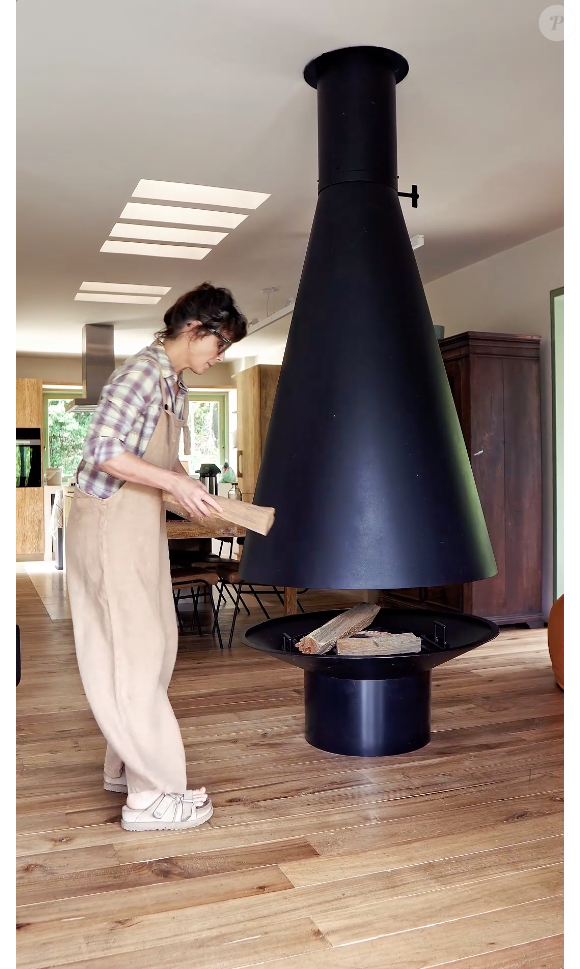 No centro da sala, Helena Rizzo mantém uma lareira preta em formato de cone que dá um charme a mais para o ambiente