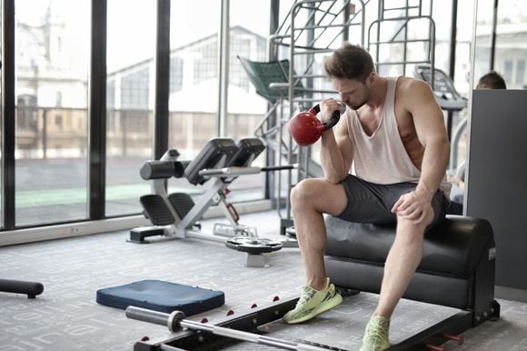 Segundo o especialista, o treino com kettlebell é um exercício usado por soldados que ajuda a suar, ficar ofegante e levar sua força ao limite