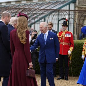Enquanto aguardavam as carruagens que os levariam até a tenda para assistir ao desfile militar, Kate se aproximou de Camilla e Melania para conversar