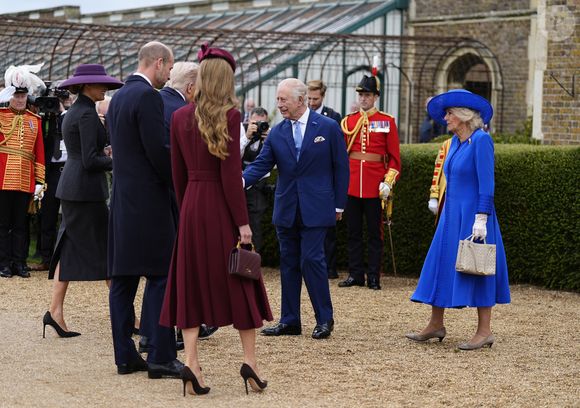 Enquanto aguardavam as carruagens que os levariam até a tenda para assistir ao desfile militar, Kate se aproximou de Camilla e Melania para conversar