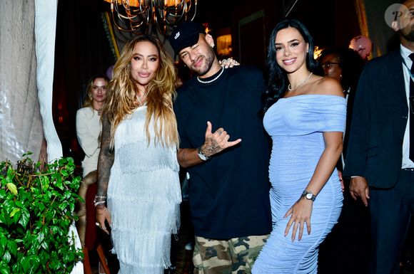 Neymar, Bruna Biancardi e Rafaella Santos posaram para paparazzi na porta do evento