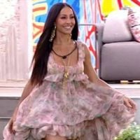 Poderosa! De volta ao 'BBB', Sabrina Sato usa look esvoaçante de mais de R$ 50 mil e exibe pernas torneadas
