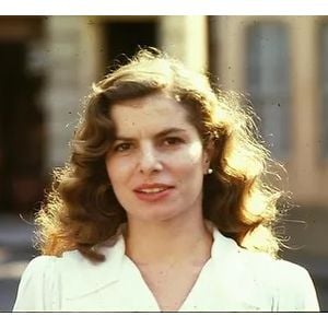 Com o cabelo ondulado, Débora Bloch estreou um novo visual em 'A, E, I, O... Urca', em 1990