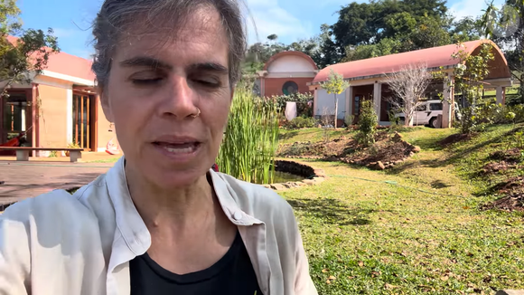 Além da arquitetura diferenciada, a propriedade de Mariana Maffeis conta com árvores frutíferas, lago, cavalos, vacas, cachorros e espaços de lazer para as crianças, reforçando a conexão da família com a natureza
