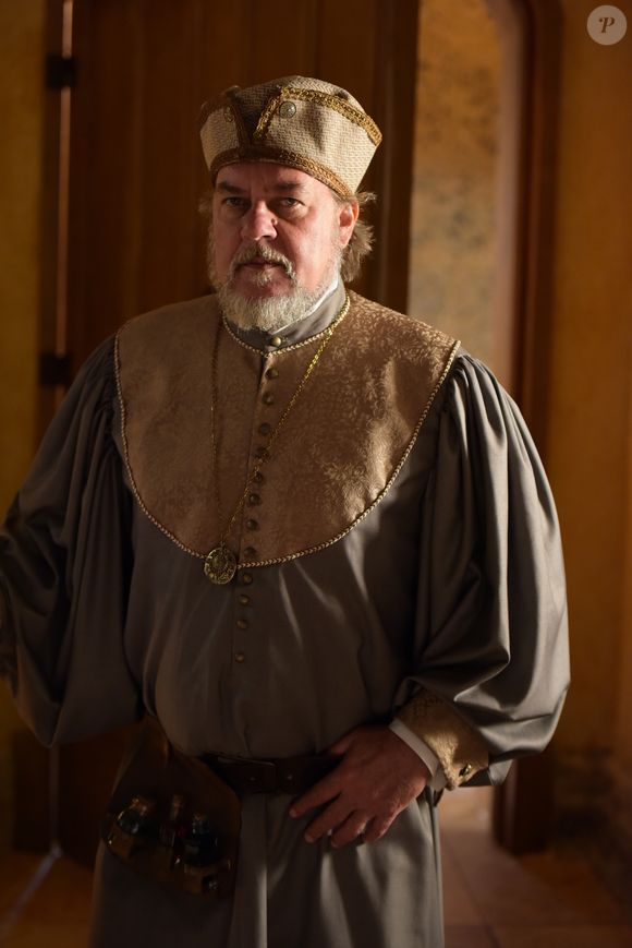 Depois de 16 anos longe das novelas da Globo, Paulo César Grande também retorna à emissora no papel do delegado Ramalho, personagem que deve cruzar o caminho de Gerluce e das investigações sobre o tráfico de crianças.