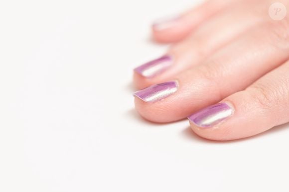 O brilho do rosa perolado ilumina as mãos e traz um toque de romantismo chique ao visual