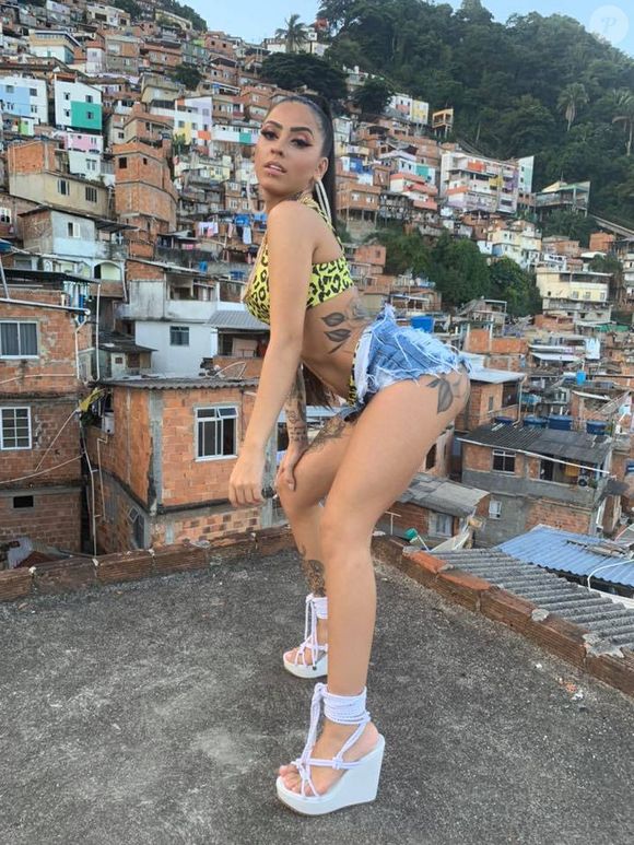 Então, MC Mirella recorreu aos preenchedores estratégicos em seu rosto