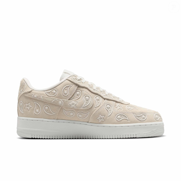 O boho chic ganhou um novo aliado. O Nike Air Force 1 Low Paisley aposta na clássica estampa cashmere, acabamento em camurça e visual monocromático para elevar produções casuais com um toque de luxo