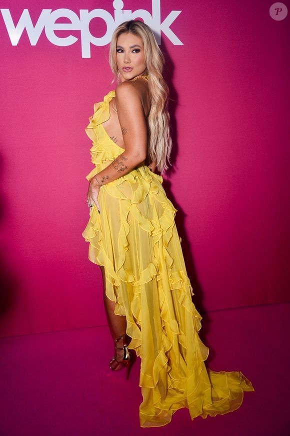 Virginia Fonseca usou look sexy amarelo cheio de babados