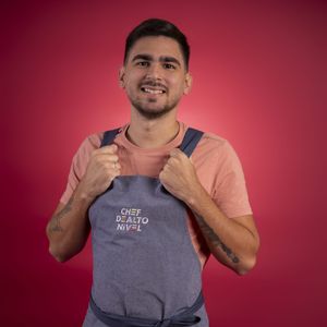 Rodrigo Andrade – Rodrigo, de 24 anos, nasceu e vive em Natal, no Rio Grande do Norte. Chef de cozinha e dono de um restaurante que homenageia sua avó, ele cozinha profissionalmente há sete anos