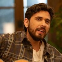 Gustavo Mioto beija ex-BBB durante viagem 11 meses após fim de namoro com Ana Castela e ganha torcida na web: 'Tem que ser feliz'