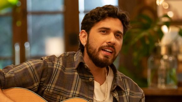 Gustavo Mioto beija ex-BBB durante viagem 11 meses após fim de namoro com Ana Castela e ganha torcida na web: 'Tem que ser feliz'