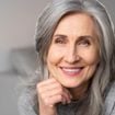 Lucy Leiva, cabeleireira espanhola: 'Eu não cobriria os fios brancos por completo; é melhor integrá-los com Microlights e Balayage'