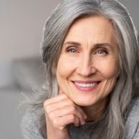 Lucy Leiva, cabeleireira espanhola: 'Eu não cobriria os fios brancos por completo; é melhor integrá-los com Microlights e Balayage'