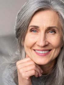 Lucy Leiva, cabeleireira espanhola: 'Eu não cobriria os fios brancos por completo; é melhor integrá-los com Microlights e Balayage'