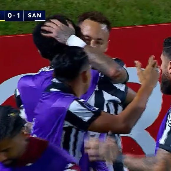 Neymar fez o único gol do Santos - a partida terminou em empate. Na comemoração, ele deu um abraço em Robinho Jr, o que já indicava a trégua entre os dois