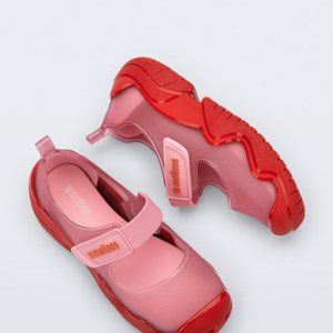 Melissa Sprint Ballerina combina fechamento em velcro e design marcante para unir praticidade esportiva e delicadeza fashion em um único modelo