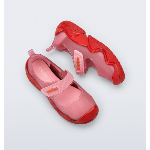 Melissa Sprint Ballerina combina fechamento em velcro e design marcante para unir praticidade esportiva e delicadeza fashion em um único modelo