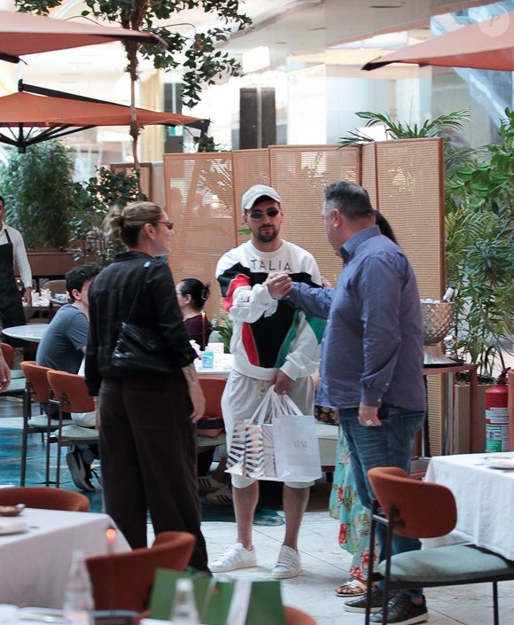 Longe dos campos e perto da família: Arrascaeta aposta em look casual com moletom vintage da Itália durante passeio com a esposa no shopping