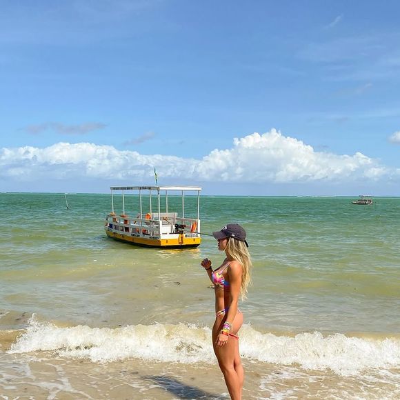 Com preenchimento ou sem, o corpo de Saory Cardoso é um verdadeiro monumento