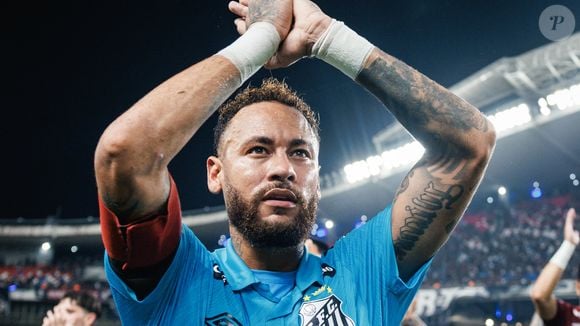 Máscaras com o rosto de Neymar chorando também foram usadas pela torcida do Vasco