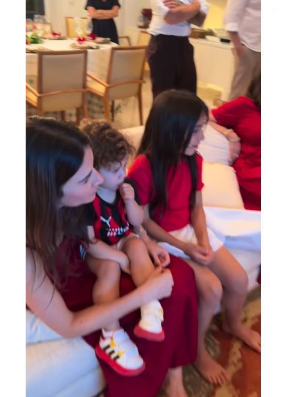 Filho de Rebeca Abravanel e Alexandre Pato ganhou colo da mãe durante a véspera de Natal