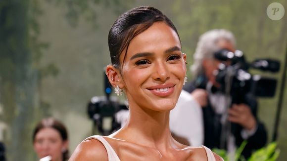 Atriz Bruna Marquezine já entregou diversos segredos de beleza para manter a pele impecável: vão desde os lábios, até o corpo, e a sua pele