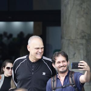 Oscar Schmidt, irmão de Tadeu, desembarcou acompanhado de sua esposa no aeroporto " Santos Dumont " no centro do Rio.