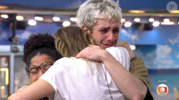 Juliano, Milena e Ana Paula Renault se abraçam chorando com saída de Samira do 'BBB 26'