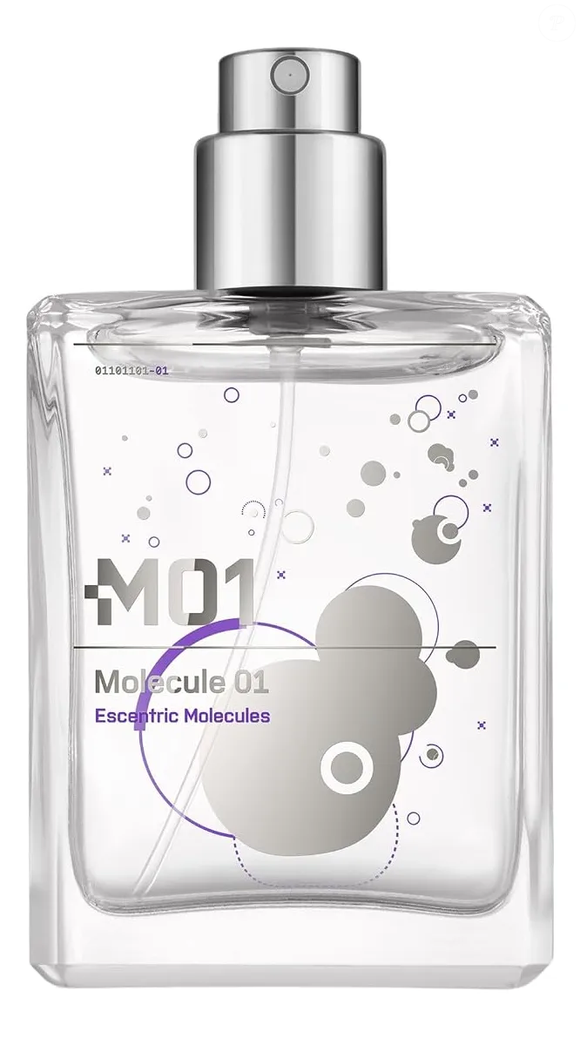 O Molecule 01 é centrado no Iso E Super, uma molécula aromática aveludada e amadeirada, com toques de íris, limão de Amalfi e pimenta rosa