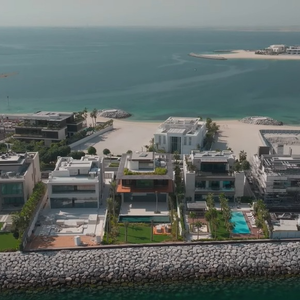 Vista aérea da Jumeirah Bay Island, enclave de luxo em Dubai que virou símbolo de exclusividade entre empresários, membros da realeza e celebridades internacionais