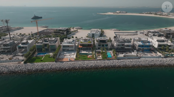 Vista aérea da Jumeirah Bay Island, enclave de luxo em Dubai que virou símbolo de exclusividade entre empresários, membros da realeza e celebridades internacionais