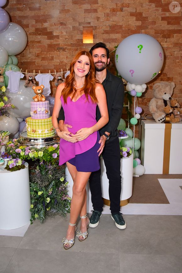 Dani Calabresa já está com a barriguinha saliente