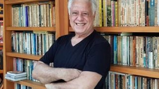 Biblioteca 'de cinema', sala imensa e piscina dos sonhos: a mansão discreta de Antonio Fagundes vai deixar você de queixo caído; veja fotos