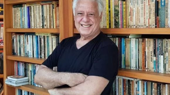 Biblioteca 'de cinema', sala imensa e piscina dos sonhos: a mansão discreta de Antonio Fagundes vai deixar você de queixo caído; veja fotos