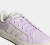 O Adidas Grand Court Base 3.0 conquista pela combinação de conforto, versatilidade e design minimalista. Na tonalidade roxa inspirada nos campos de lavanda, o modelo promete renovar os looks do dia a dia com sofisticação